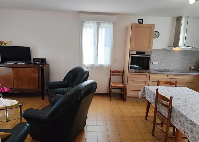 La Maison Des Rosiers بيت للعطل