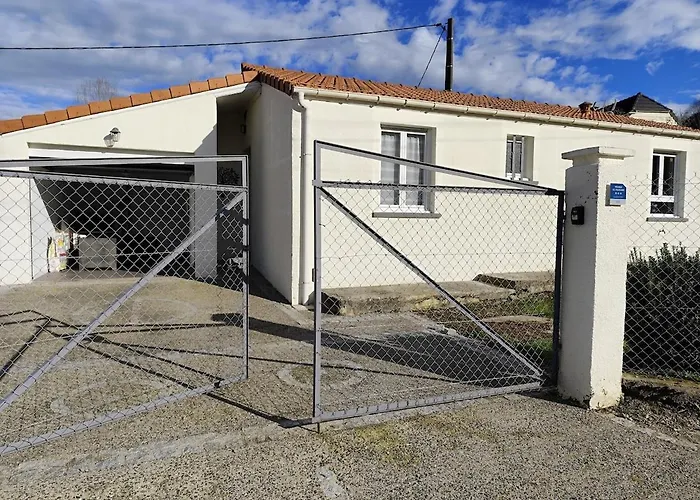 La Maison Des Rosiers بيت للعطل